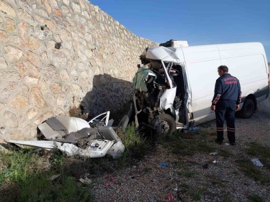 Konya'da Minibüs Alt Geçide Düstü Açiklamasi 1 Ölü, 1 Yarali