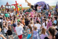 Romanya'da Çocuk Günü Ile Türkçe Bayrami Binlerce Çocugun Katilimiyla Kutlandi Haberi