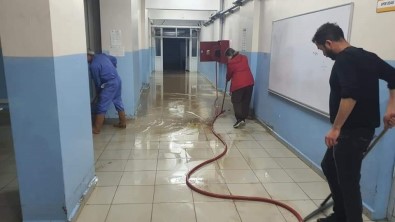 Su Basan Okulda Temizlik Çalismalari Basladi