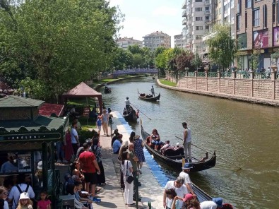 Bayram Tatilini Firsat Bilen Turistler Eskisehir'e Akin Etti