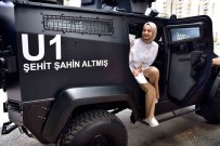 Sehit Ailesini Polis, Üzerinde Sehidin Ismi Yazili Zirhli Araçla Ziyaret Etti