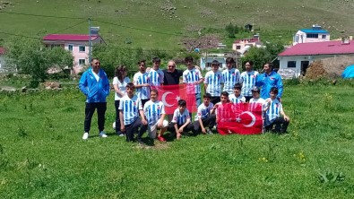 UYAFA, Ardahanli Çocuklara Spor Malzemesi Dagitti