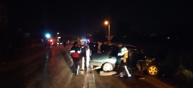 Burdur'da Iki Otomobil Çarpisti Açiklamasi 5 Yarali