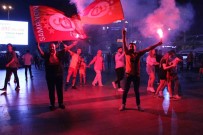 Galatasaray Kupayi Kaldirdi, Aydin Sokaklari Sari-Kirmiziya Boyandi