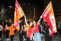 Galatasarayli Taraftarlarin Derbi Ve Sampiyonluk Kutlamasi