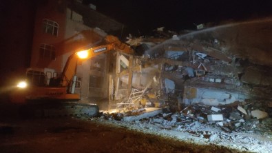 Gece Çöken Agir Hasarli Bina Kontrollü Olarak Tamamen Yikildi