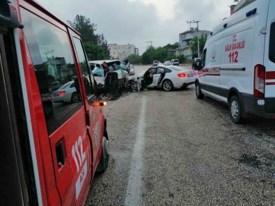 Isçileri Tasiyan Minibüs Ile Otomobil Çarpisti Açiklamasi 1 Ölü 10 Yarali