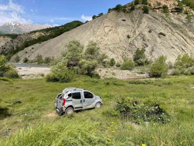 Tunceli'de Hafif Ticari Araç  Sarampole Devrildi Açiklamasi 6 Yarali