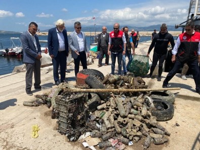 Çevre Günü'nde Dalgiçlarin Denizden Çikardiklari Saskina Çevirdi
