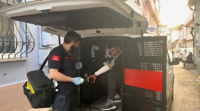 Cezaevinden Çikti, Üvey Babasi Ve Annesini Biçaklayip Tutuklandi