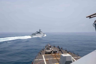 Çin Savas Gemisinden Tayvan Bogazi'nda ABD Gemisine Yakin Temas