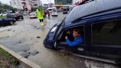 Samsun'da Sel Açiklamasi Yollar Çöktü, Araçlar Yolda Kaldi