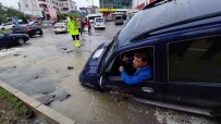 Samsun'da Sel Açiklamasi Yollar Çöktü, Araçlar Yolda Kaldi Haberi