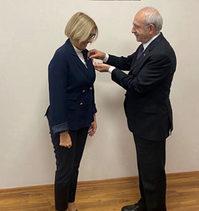Seçim dönemi boyunca AK Parti seçmenine hakaretler savuran Bengi Başer kin kusmaya devam ediyor