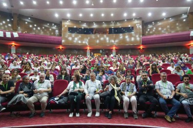 Tarsus Sehir Tiyatrosu, 'Çehov Vodvil' Oyununu Izmir'de Sahneledi