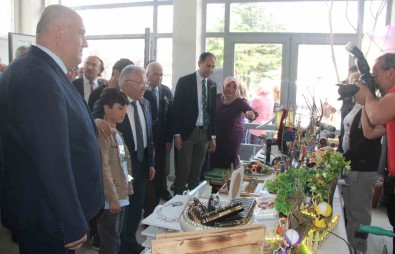 Toplum Ruh Sagligi Merkezi'ndeki Hastalar El Emegi Göz Nuru Eserlerini Sergiledi