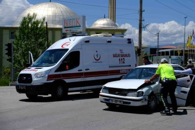 Erzincan'da Iki Ayri Trafik Kazasinda 6 Kisi Yaralandi