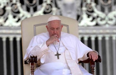 Papa Francis Ameliyat Için Hastaneye Kaldirildi