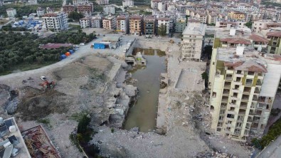Yüzlerce Kisiye Mezar Olan Rönesans Rezidans'in Enkazi Suyla Doldu