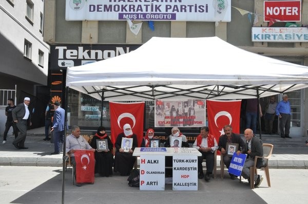 Ailelerin HDP önündeki eylemleri sürüyor