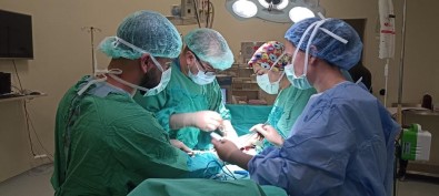 Bitlis'te 15 Haftalik Gebe Hastaya 'Torsiyone Over Kisti' Ameliyati