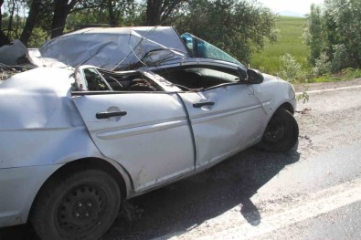 Konya'da Yoldan Çikan Otomobil Agaca Çarpti Açiklamasi 2 Yarali