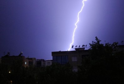 Turgutlu'da Çakan Simsekler Geceyi Aydinlatti