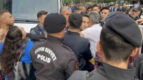 Eylemci Zannedilerek Gözaltina Alinan Vatandas Serbest Birakilinca Polislere Sarilarak Olay Yerinden Ayrildi