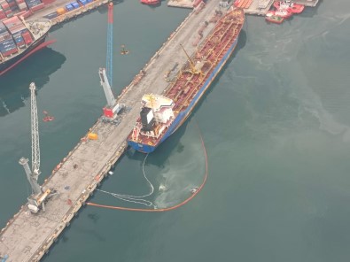 Izmit Körfezi'ni Kirleten Tanker Gemisi Deniz Uçagi Ile Tespit Edildi