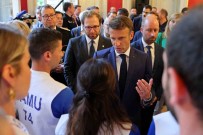 Macron'dan Parkta Biçakli Saldiriya Ugrayan Çocuklara Ziyaret