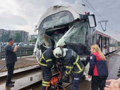 Samsun'da Tramvaylar Çarpisti Açiklamasi 1'I Agir 14 Yarali