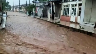 Sel manzaraları! İzmir'de cadde ve sokaklar göle döndü