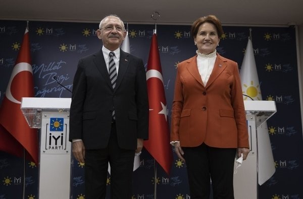 Meral Akşener'e en yakınından zehir zemberek sözler! Kurultay kazanı kaynıyor… Git torun sev!