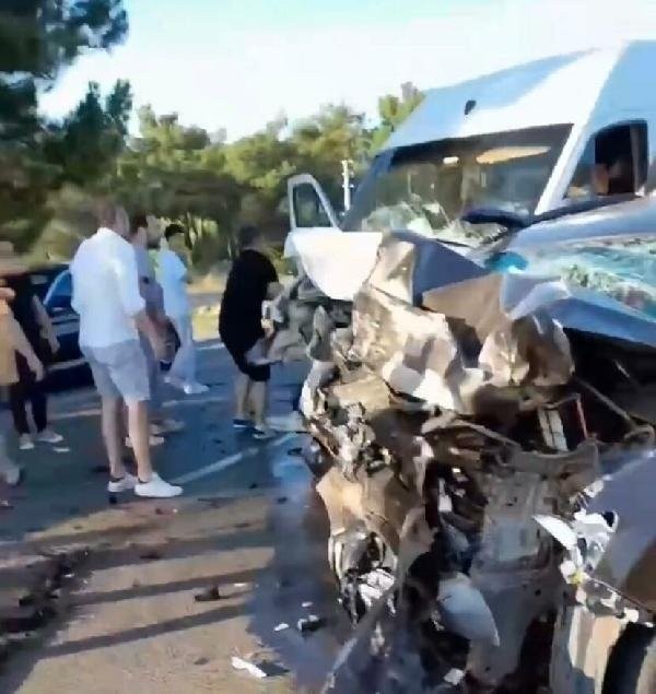 İzmir'de bayram dönüşü feci kaza: 4 ölü, 21 yaralı