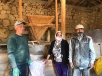 Asirlik Degirmenin Taslari Bes Kusaktir Dönüyor