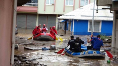 Giresun'un Piraziz Ilçesinde Abdal Deresi Tasti, Ev Ve Is Yerlerinde Mahsur Kalan Vatandaslar Botlarla Kurtarildi