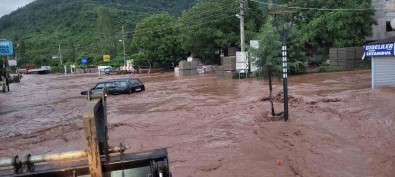 Kastamonu'da Sel Açiklamasi 3 Mahallede Evleri Su Basti, Cide-Bartin Karayolu Kapandi