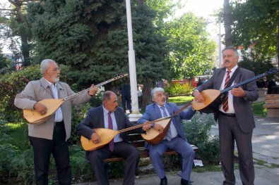 Popüler Sanatçilara Inat 5 Bin Yillik Âsiklik Gelenegini Yasatmaya Çalisiyorlar