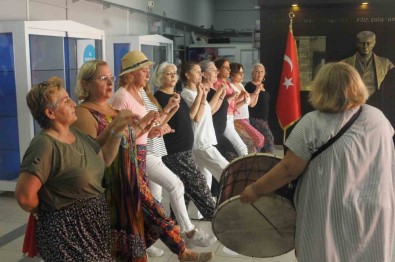 50 Yas Üstü Halk Oyunlari Ekipleri Gençlere Tas Çikartiyor