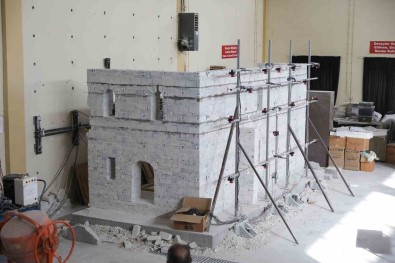 Riskli Binalar, DEÜ'nün Yapi Malzemesi Laboratuvarinda Tespit Ediliyor