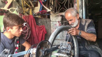 Siirt'te 65 Yasindaki Usta 40 Yildir Bisiklet Tamir Ediyor