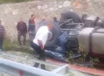 Tir Bariyerlere Çarparak Devrildi