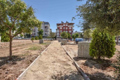 Yükselis Kütüphanesi'ne Park