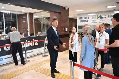 Mamak Belediye Baskani Köse Vatandaslari Belediye Binasinin Kapisinda Karsiliyor