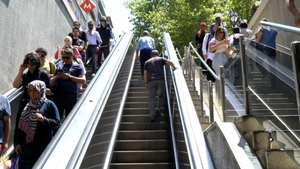 Ankaralılardan Mansur Yavaş'a tepki! “Geçtik metroyu daha yürüyen merdivenleri bile çalıştıramadın!”