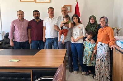 Okul Müdürü Sampiyon Ögrenciyi Altinla Ödüllendirdi