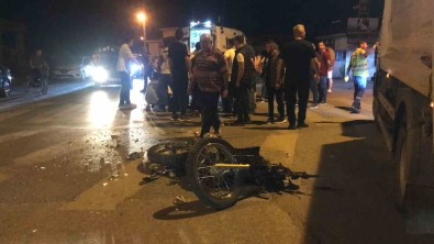 Otomobiliyle Drift Atarken Motosikletli Gence Çarpip Olay Yerinden Kaçti