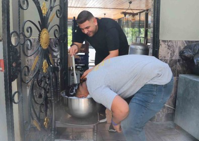 Firincilardan 'El Nino' Sicaklarina Ilginç Çözüm Açiklamasi Kafalarini Buzlu Suya Sokup Hortumla Serinliyorlar