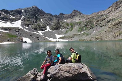 Artabel Gölleri'nde 15 Temmuz Sehitleri Anisina Doga Yürüyüsü