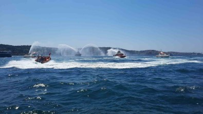 Istanbul Bogazi'nda 15 Temmuz Sehit Ve Gazilerine Saygi Seyri